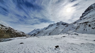 白昼蓝天雪山